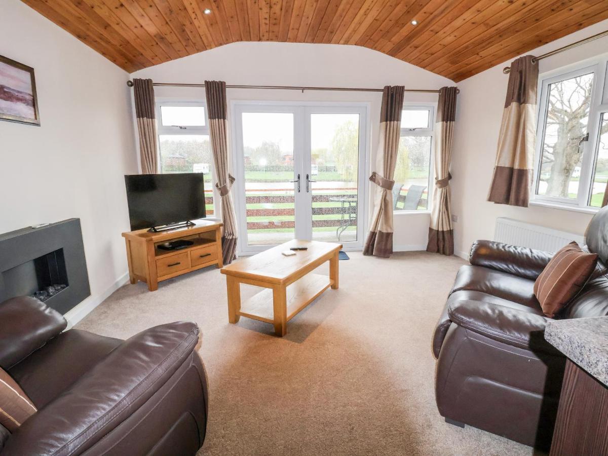 Oak Lodge Hadnall Bagian luar foto